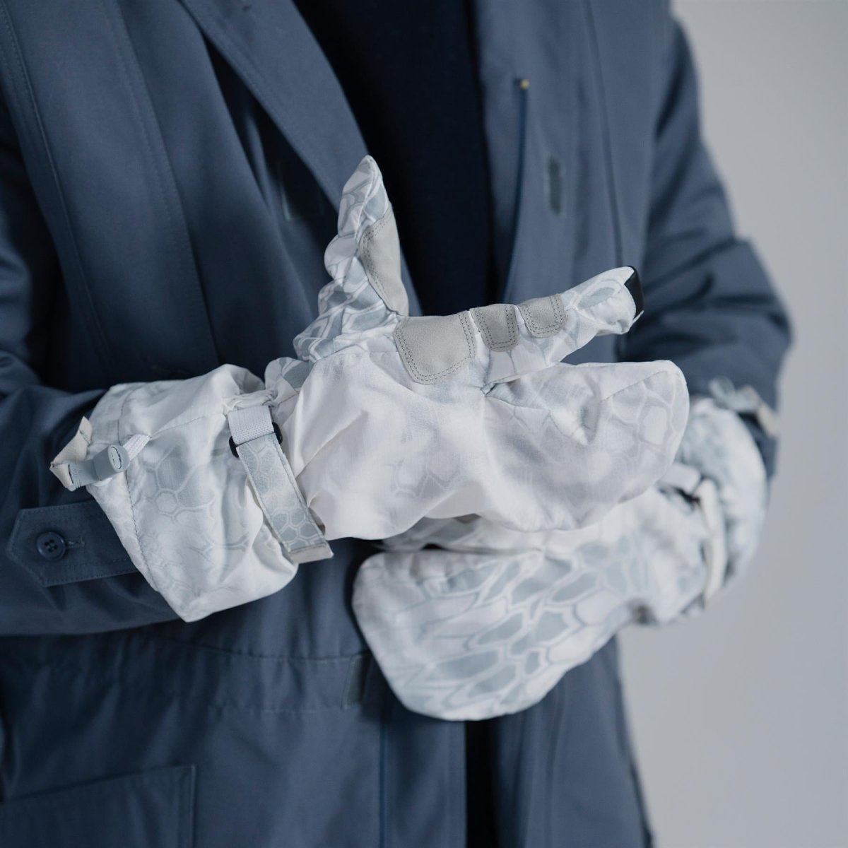 Original U.S. Army Lightweight Tactical Gloves Touchscreen  White Camo