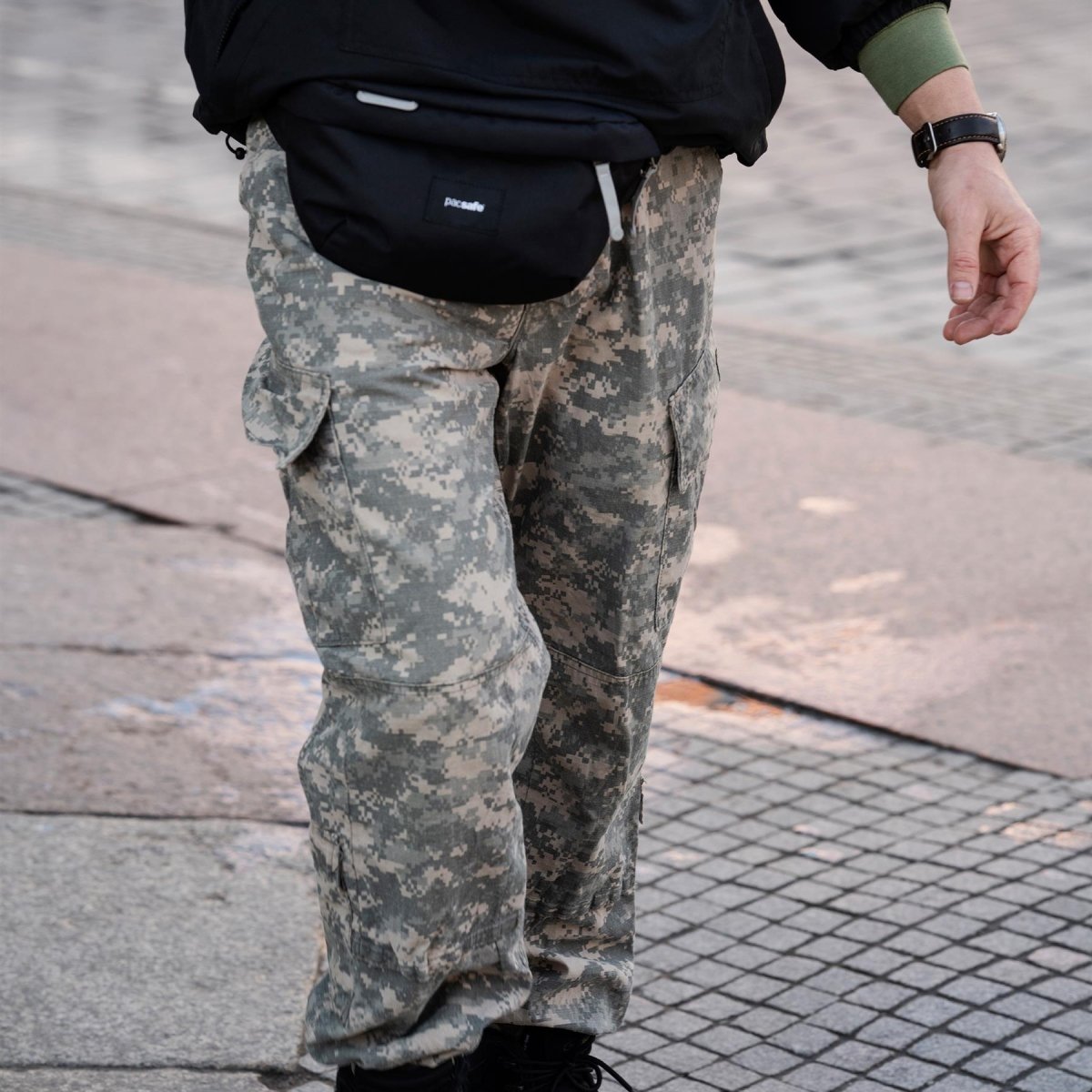 Pacsafe Go Waist pack 2.5L PFC Free Anti Theft RFID safe Sling Pack Black